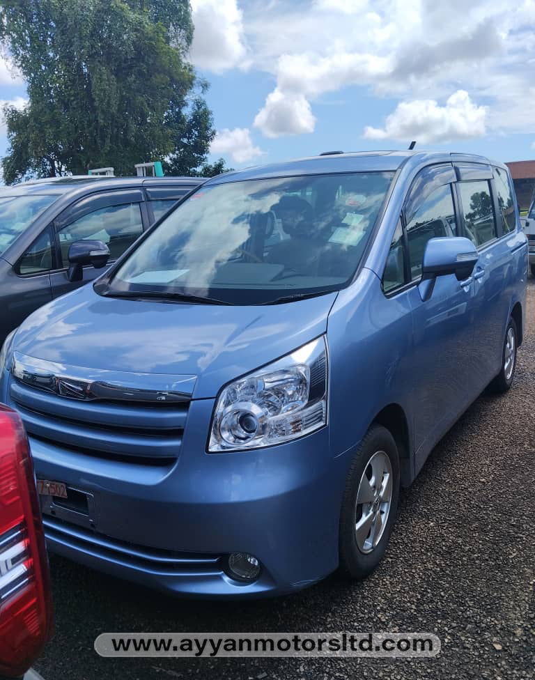 2010 TOYOTA NOAH