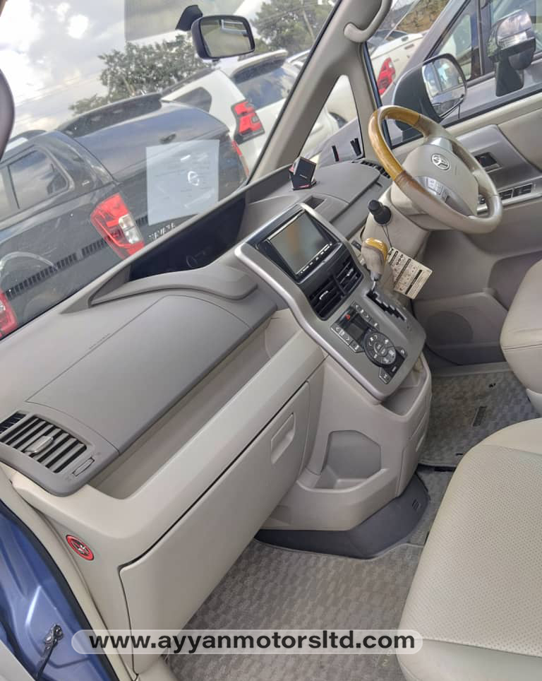 2010 TOYOTA NOAH