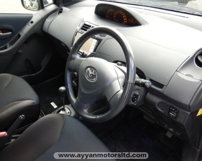 2010/8 TOYOTA VITZ